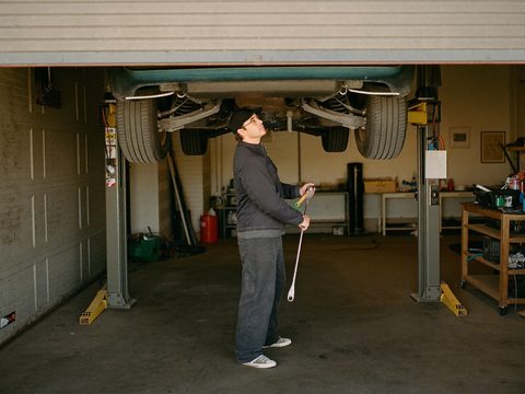 Monteur werkt aan een auto op de brug.