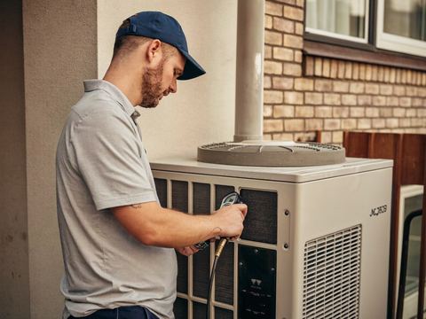 Installateur werkt aan een warmtepomp.
