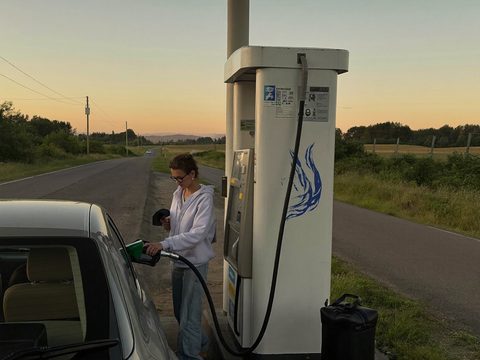 Klant tankt bij een tankstation.