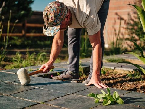Tuinaannemer legt een tuin aan.